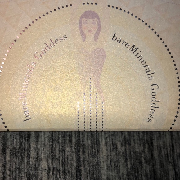 BARE MINERALS x GODDESS BEAUTY BOX - Picture 2 of 3